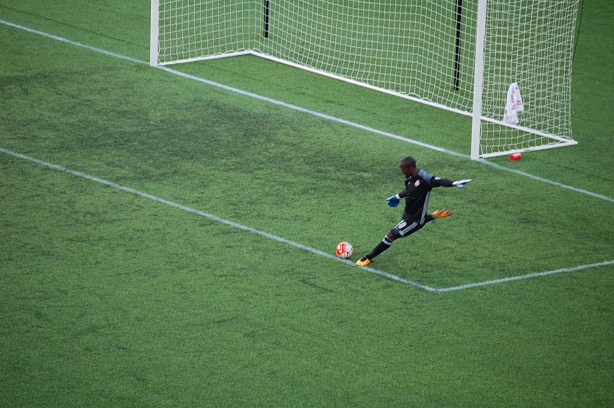 Quả phát bóng trong bóng đá là gì?