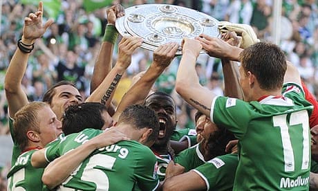 Các cầu thủ Wolfsburg ăn mừng chức vô địch Bundesliga 2009