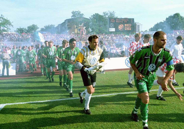 Khoảnh khắc VfL Wolfsburg lần đầu thăng hạng Bundesliga năm 1997